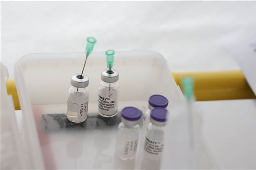 Neue Corona-Variante: Droht eine Eskalation der Pandemie? Spritzen und Ampullen mit dem Impfstoff von Biontech. Wirkt der auch gegen die neue Variante?