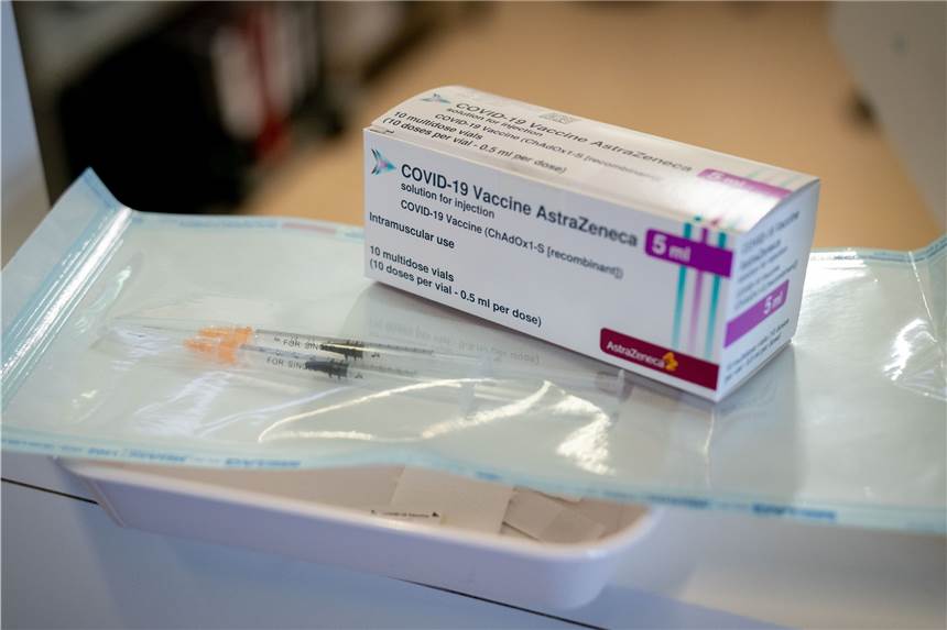 Corona-Mutationen vs. Impfungen: Das ist der aktuelle Stand der Forschung Spritzen und eine Packung mit dem Impfstoff von AstraZeneca liegen in einem Impfzentrum in Berlin bereit.