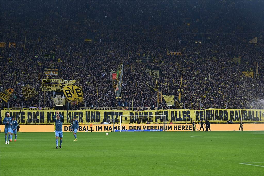 Rauball als BVB-Präsident verabschiedet: "Das hätte ich nie geglaubt" Spruchband der BVB-Fans für Präsident Dr. Reinhard Rauball.