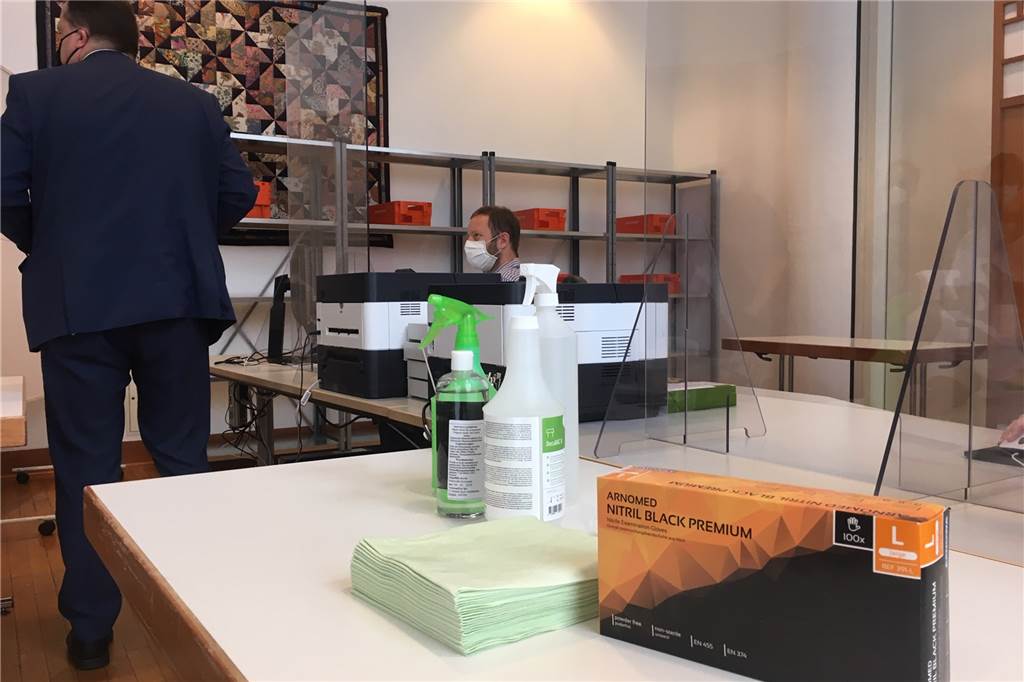 Fragen und Antworten: Das muss man zum Wahlsonntag in Dortmund wissen Spuckschutzwände und Desinfektionsmittel sollen in den Wahllokalen für den nötigen Corona-Schutz sorgen.