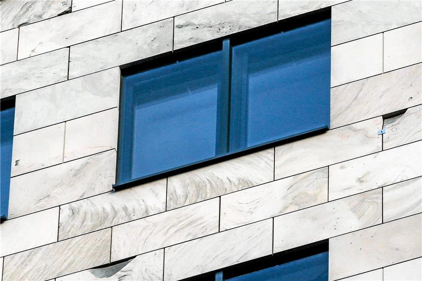 Experte untersucht Westfalentower-Fassade Spur der Steine: Am Montag noch bestätigte der Immobilienbesitzer, die Patrizia AG, dass „Teile der Natursteinfassade des Westfalentowers an einigen Stellen gelöst haben und sogar zu Boden gefallen sind“. Am Dienstag hieß es dann, dem Hauptmieter sei im Dezember eine „kritische Stelle“ aufgefallen.