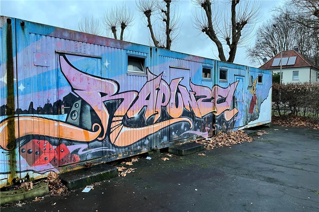 Wie geht’s weiter mit der alten Steintorschule? Ein beschmierter Container mit dem Schriftzug Rapunzel steht auf dem Gelände in Werne.