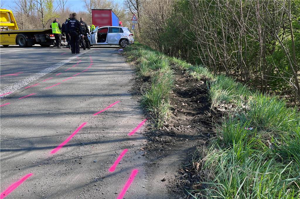 Schwerer Verkehrsunfall an der A2-Ausfahrt zur Gelsenkirchener Straße in Herten-Süd am 03.04.2025.