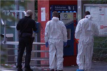 Spurensicherer der Polizei am Abend vor einem Fahrkartenautomaten am Bahnhof in Methler.