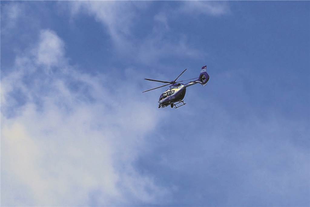 Fluchtfahrzeug gefunden: Spur der Automatensprenger führt nach Recklinghausen Ein Polizeihubschrauber steht über einem Waldstück in Recklinghausen-Suderwich