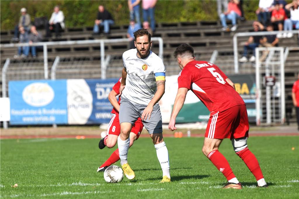 „Zeichen zählt mehr als Punkte“: So stehen heimische Kicker zum WM-Skandal um die Kapitänsbinde Stefan Oerterer trägt eine Binde mit ukrainischer Flagge