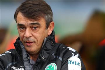 SpVgg Greuther Fürths Trainer Damir Buric. Foto: Daniel Karmann/Archiv
