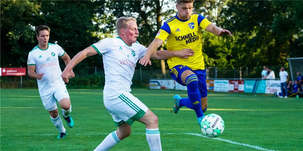 Kreispokal: SpVgg in Lünten souverän, FC Oeding tut sich schwer SpVgg Neuzugang Michael Wißing (r), setzte sich gegen Lüntens Jan Temmink durch.