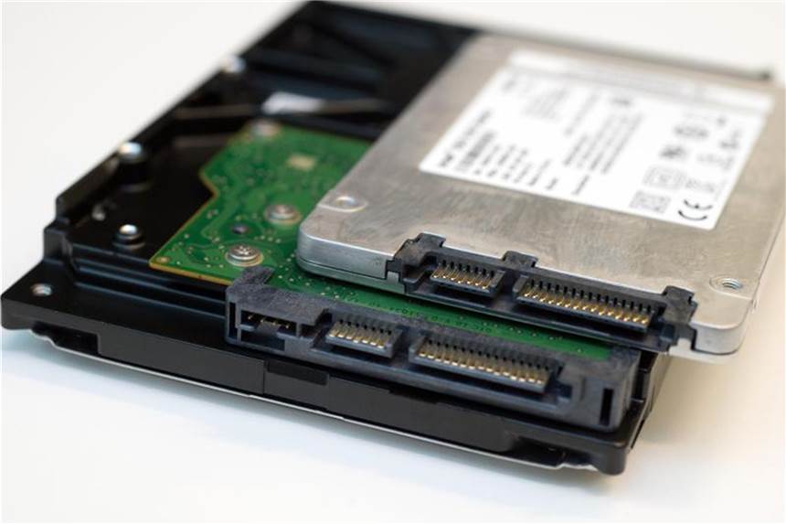 SSD-Zustand mit Hersteller-Tool im Blick behalten SSD-Chipspeicher (oben) sind deutlich schneller, leichter und geräuschloser als die klassischen Festplatten mit Magnetscheibe (unten). Foto: Andrea Warnecke