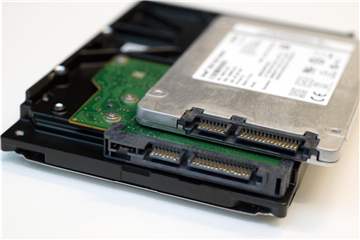 SSD-Chipspeicher (oben) sind deutlich schneller, leichter und geräuschloser als die klassischen Festplatten mit Magnetscheibe (unten). Foto: Andrea Warnecke