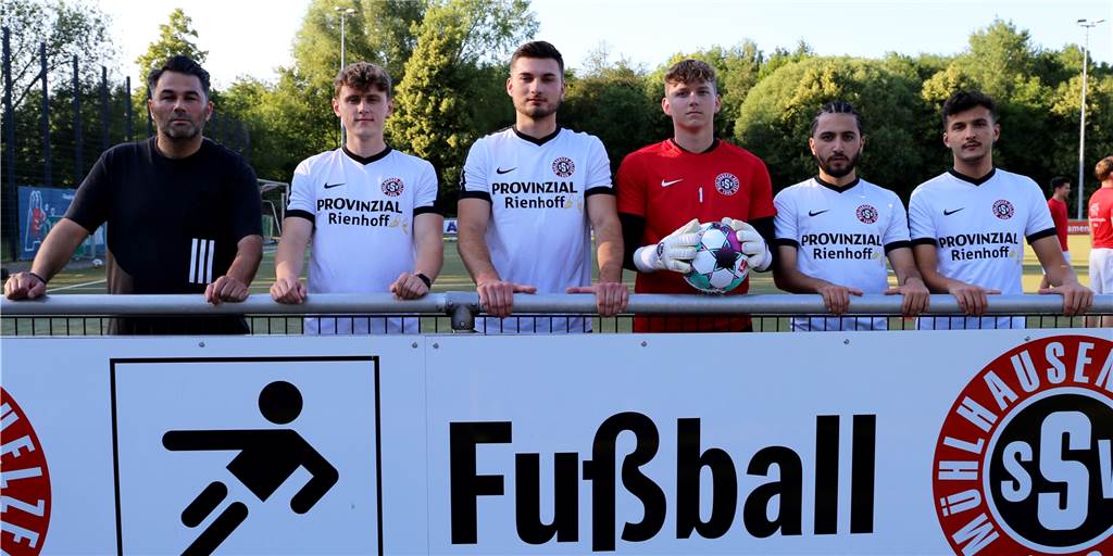 SSV Mühlhausen-Uelzen: Mit Offensivpower und Kadertiefe zu hohen Zielen SSV-Coach Tuncay Sönmez (l.) präsentiert die Neuen beim SSV: Luca Steinbach (v.l.), David Bernsdorf, Fabian Vollmer, Can Demircan und Furkan Cengiz. Es fehlen Islam Kücükyagci, Levin Titt und Co-Trainer Enes Karaaslan.