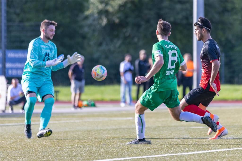 Unsere Fotostrecken vom Ligastart: Viele Emotionen SSV-Keeper Robin Mesewinkel-Risse musste einen Rückstand hinnehmen, doch seine Mühlhausener drehten das Spiel gegen die SG Massen.