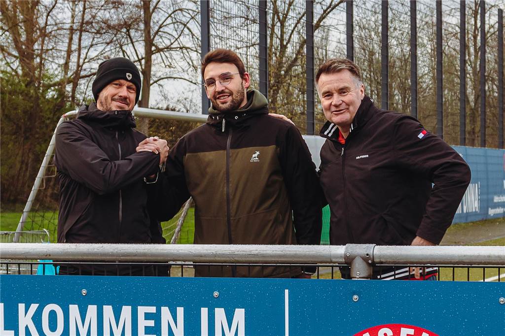 SSV Mühlhausen holt fünften Neuzugang: Verstärkung kommt vom Holzwickeder SC SSV-Trainer Marc Woller (l.) und Ralf Mäkler (r.) begrüßten jetzt Patrick Fischer im HSI-Sportpark.