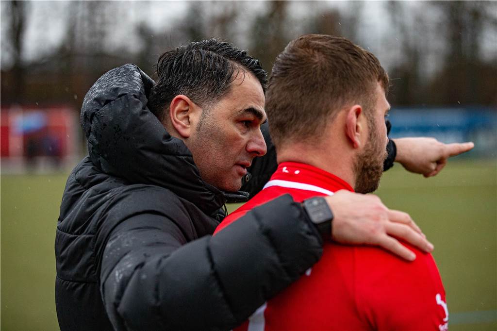 Fehlschuss gegen Ex-Klub - Mühlhausens Justin Pfaff hadert, aber: „Einen Elfer kann man verschießen“ SSV-Trainer Tuncay Sönmez (l.) wechselte Justin Pfaff erst spät ein.