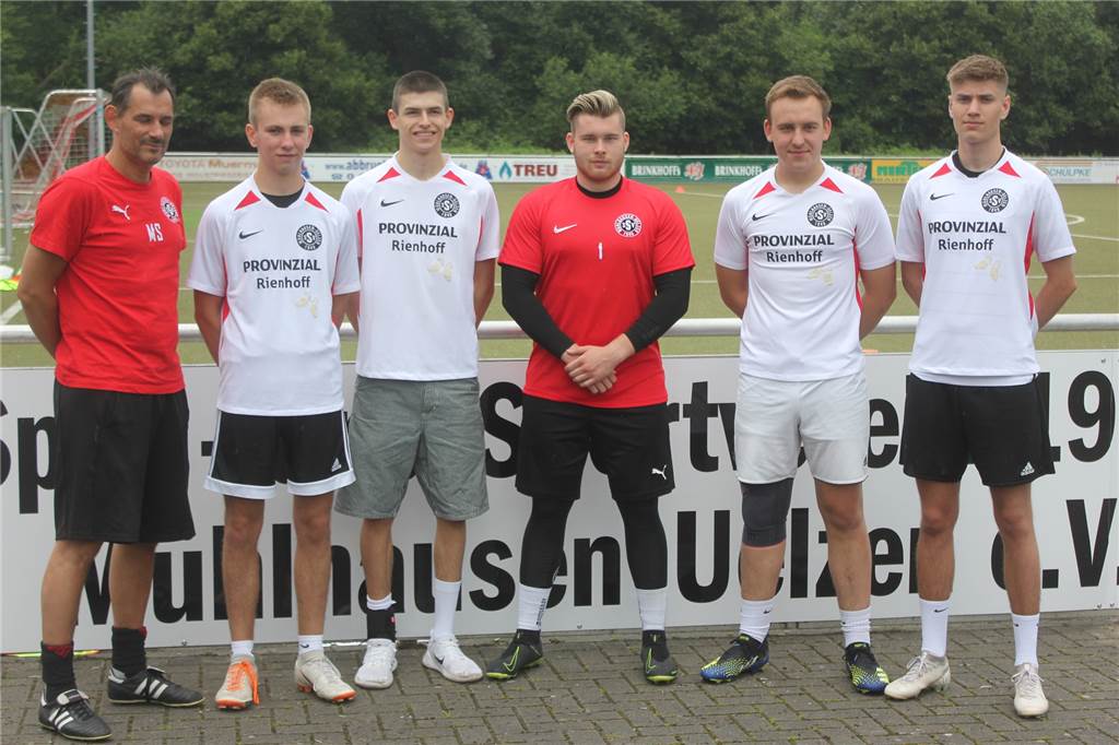 SSV-U23-Trainer Marco Slupek und seine Neuzugänge Sebastian Kemper, Ben Ljevar, Robin Keil, Joschka Mainz und Robin Michels (von links).