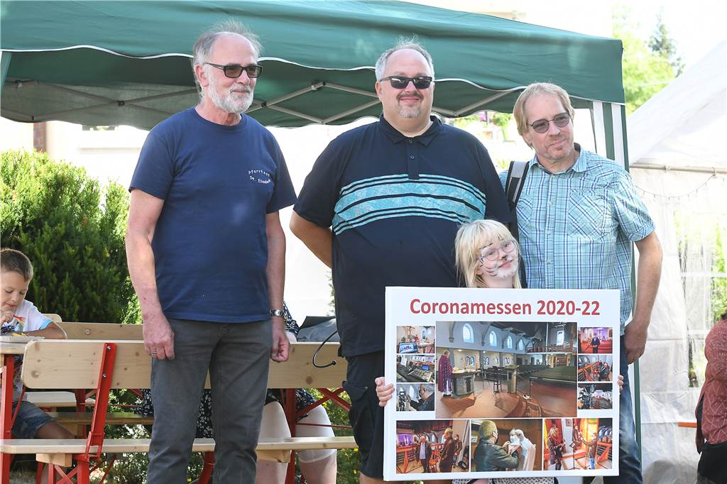 Wiedersehen macht Freude: Obercastrop feierte wieder sein Gemeindefest St. Elisabeth Obercastrop feierte am Sonntag erstmals seit Ausbruch der Pandemie wieder ein Gemeindefest. Stefan Kruppa (M.) und Martin Trottenberg (r.) schafften es aber auch während der Corona-Lockdowns, die Kirche in den Herzen der Menschen präsent zu halten.