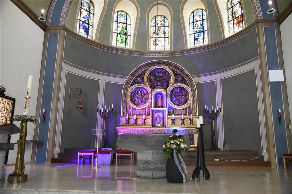St. Jakobus in besonderem Licht. Der Pfarreirat öffnete zur Mai-Meile alle Türen der Kirche, so dass Besucher den neuen Vorraum, aber auch den Kirchenraum genießen können.
