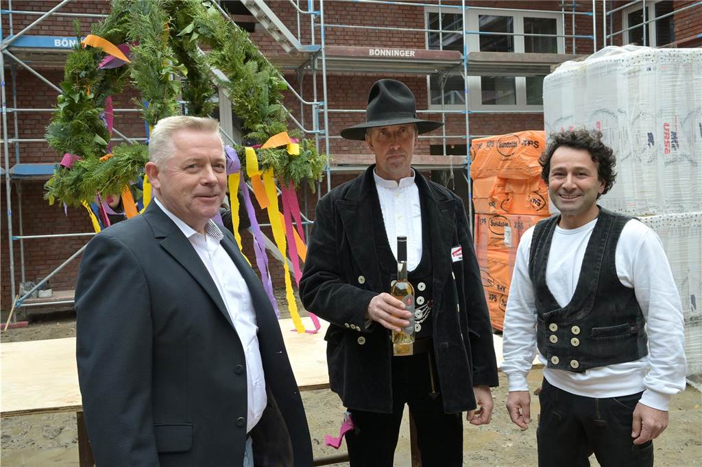 St. Lambertus-Einrichtungsleiter Volker Eilermann mit Vertretern der Zimmerleute.
