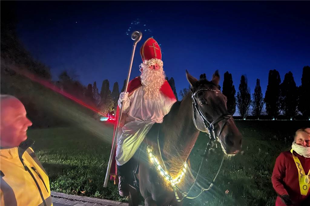 St. Martin begrüßte auf seinem Pferd jeden Besucher, der auf den Schulhof ging.