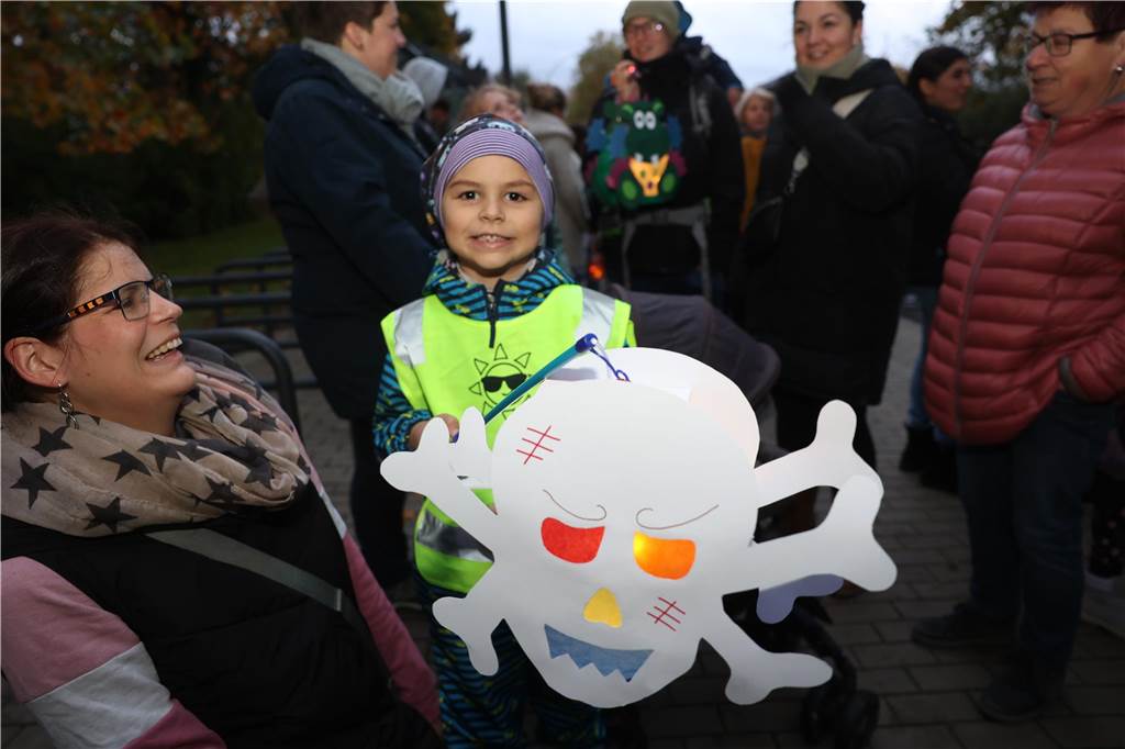St. Martin zieht mit Familien durch Bork: Viele Bilder vom bunten Laternenzug St. Martin zog am Sonntag (5. November) durch Bork. Viele Kinder waren mit ihren bunten Laternen dabei und strahlten mit ihnen um die Wette.