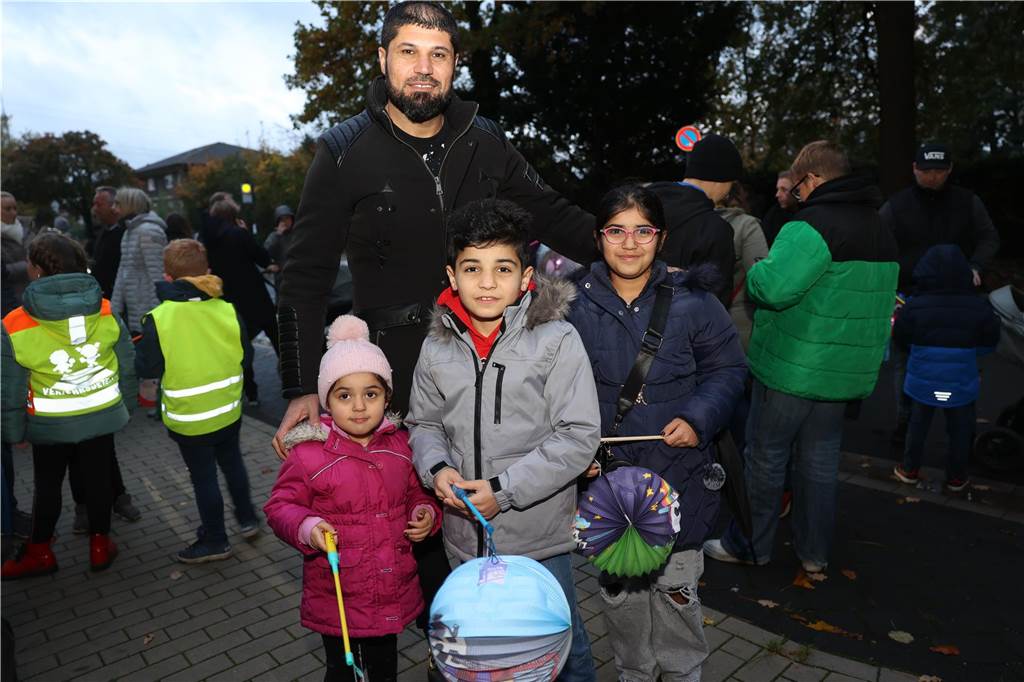 St. Martin zieht mit Familien durch Bork: Viele Bilder vom bunten Laternenzug St. Martin zog am Sonntag (5. November) durch Bork. Viele Kinder waren mit ihren bunten Laternen dabei und strahlten mit ihnen um die Wette.