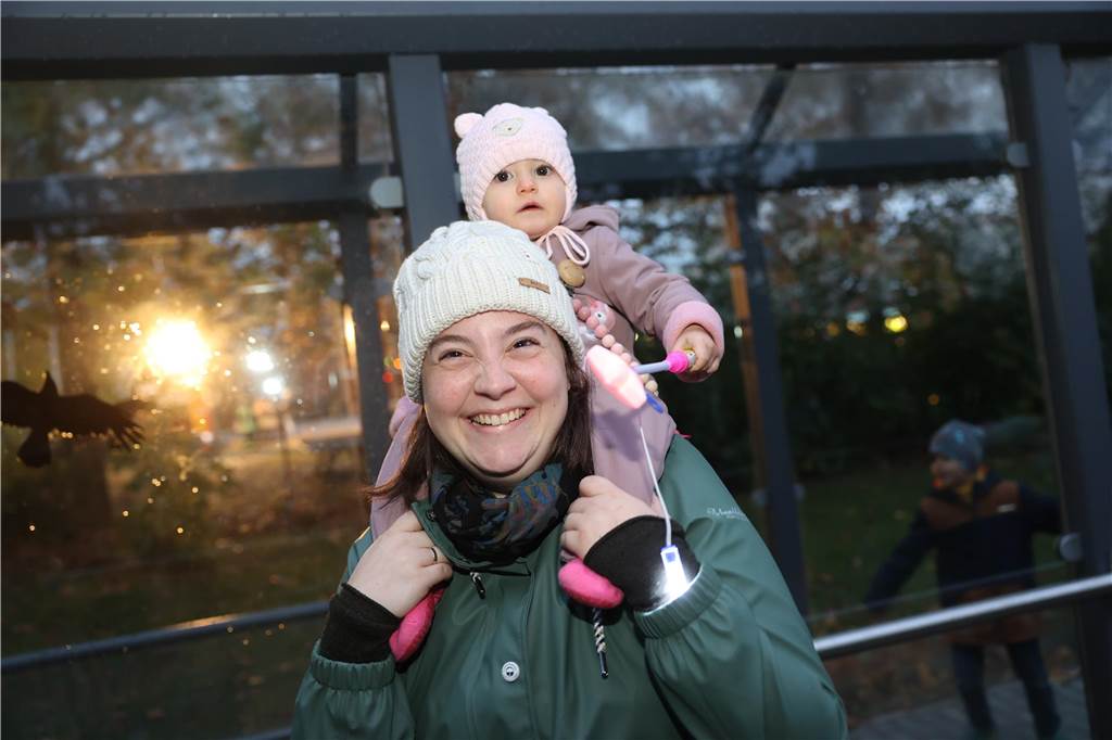St. Martin zieht mit Familien durch Bork: Viele Bilder vom bunten Laternenzug St. Martin zog am Sonntag (5. November) durch Bork. Viele Kinder waren mit ihren bunten Laternen dabei und strahlten mit ihnen um die Wette.