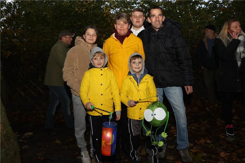 St. Martin zieht mit Familien durch Bork: Viele Bilder vom bunten Laternenzug St. Martin zog am Sonntag (5. November) durch Bork. Viele Kinder waren mit ihren bunten Laternen dabei und strahlten mit ihnen um die Wette.