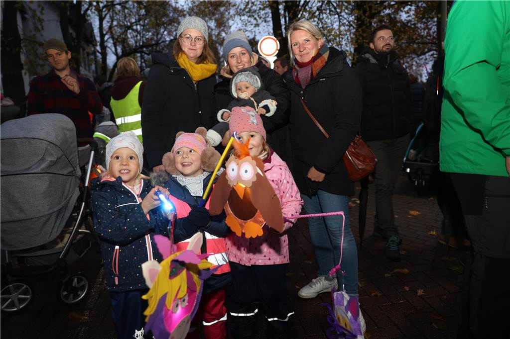 St. Martin zieht mit Familien durch Bork: Viele Bilder vom bunten Laternenzug St. Martin zog am Sonntag (5. November) durch Bork. Viele Kinder waren mit ihren bunten Laternen dabei und strahlten mit ihnen um die Wette.