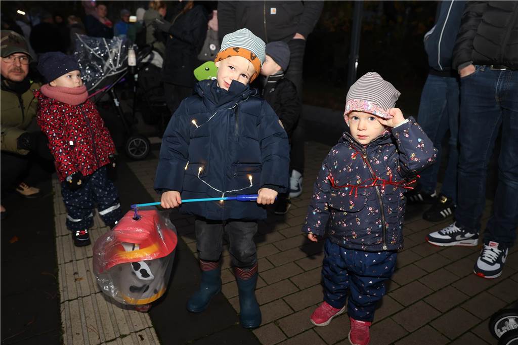 St. Martin zieht mit Familien durch Bork: Viele Bilder vom bunten Laternenzug St. Martin zog am Sonntag (5. November) durch Bork. Viele Kinder waren mit ihren bunten Laternen dabei und strahlten mit ihnen um die Wette.