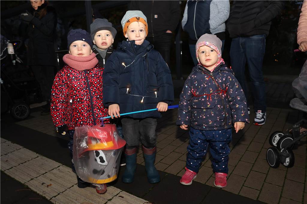 St. Martin zieht mit Familien durch Bork: Viele Bilder vom bunten Laternenzug St. Martin zog am Sonntag (5. November) durch Bork. Viele Kinder waren mit ihren bunten Laternen dabei und strahlten mit ihnen um die Wette.