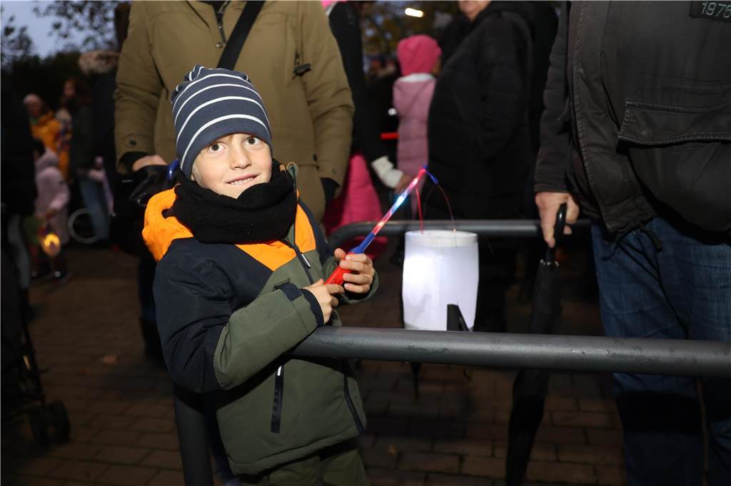 St. Martin zieht mit Familien durch Bork: Viele Bilder vom bunten Laternenzug St. Martin zog am Sonntag (5. November) durch Bork. Viele Kinder waren mit ihren bunten Laternen dabei und strahlten mit ihnen um die Wette.