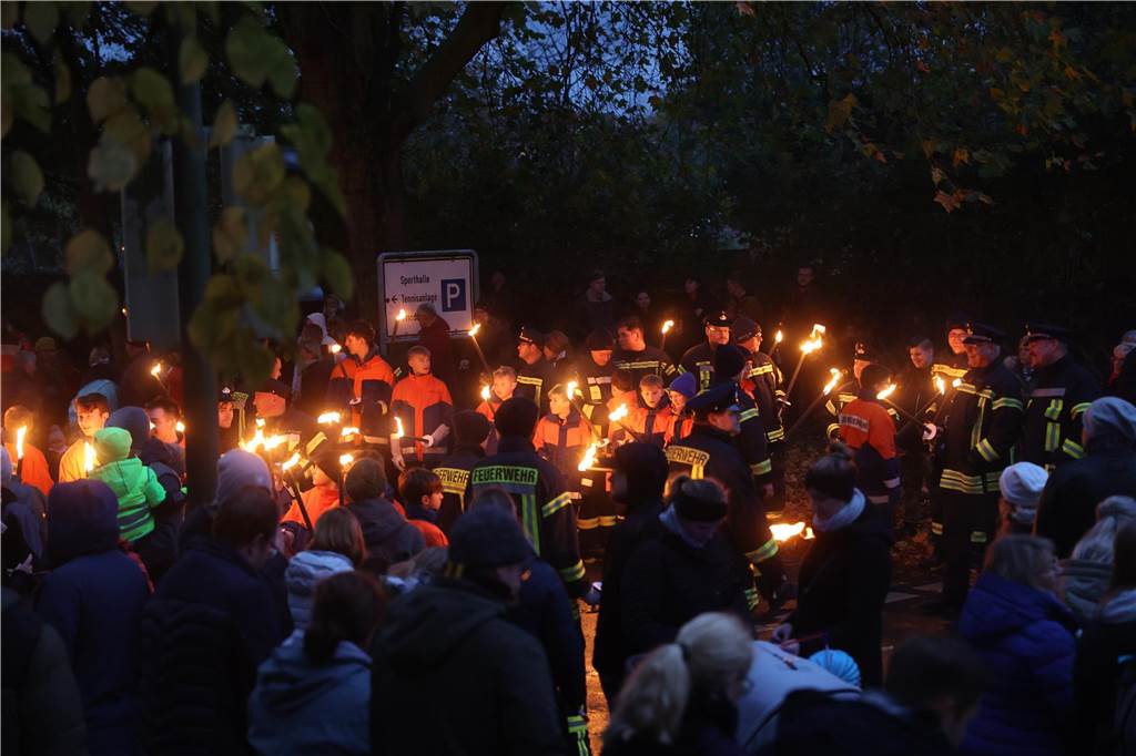 St. Martin zieht mit Familien durch Bork: Viele Bilder vom bunten Laternenzug St. Martin zog am Sonntag (5. November) durch Bork. Viele Kinder waren mit ihren bunten Laternen dabei und strahlten mit ihnen um die Wette.