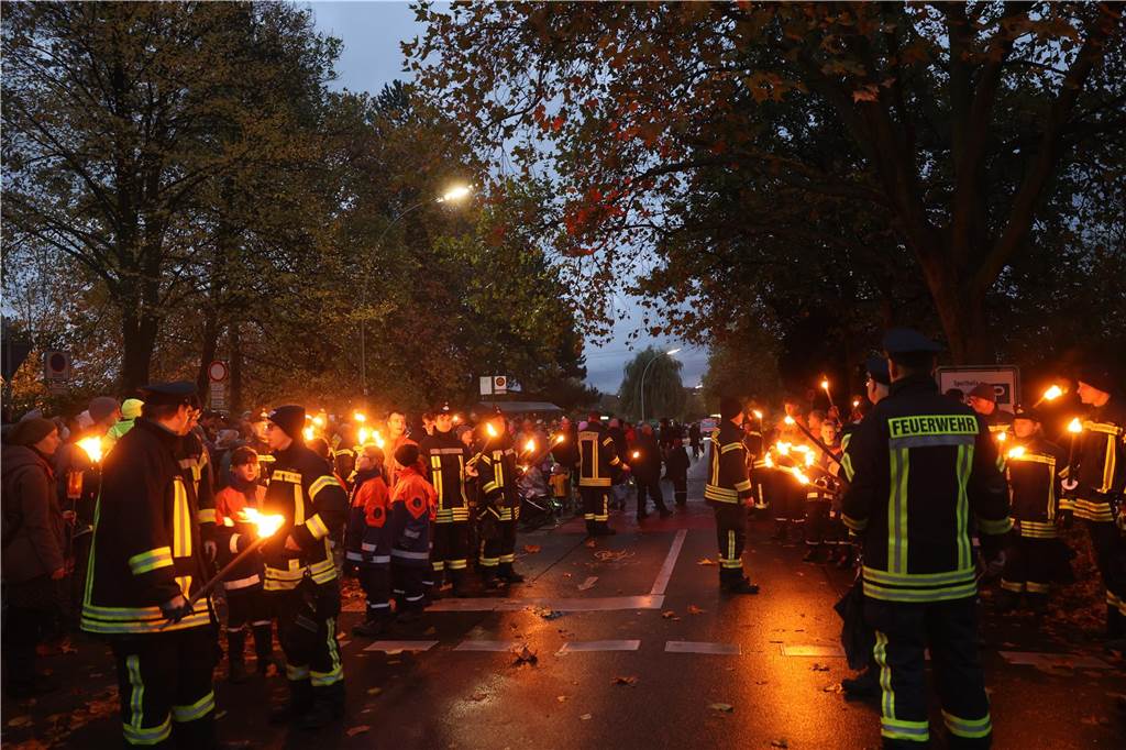 St. Martin zieht mit Familien durch Bork: Viele Bilder vom bunten Laternenzug St. Martin zog am Sonntag (5. November) durch Bork. Viele Kinder waren mit ihren bunten Laternen dabei und strahlten mit ihnen um die Wette.