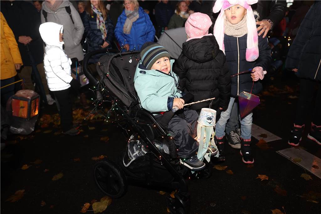 St. Martin zieht mit Familien durch Bork: Viele Bilder vom bunten Laternenzug St. Martin zog am Sonntag (5. November) durch Bork. Viele Kinder waren mit ihren bunten Laternen dabei und strahlten mit ihnen um die Wette.