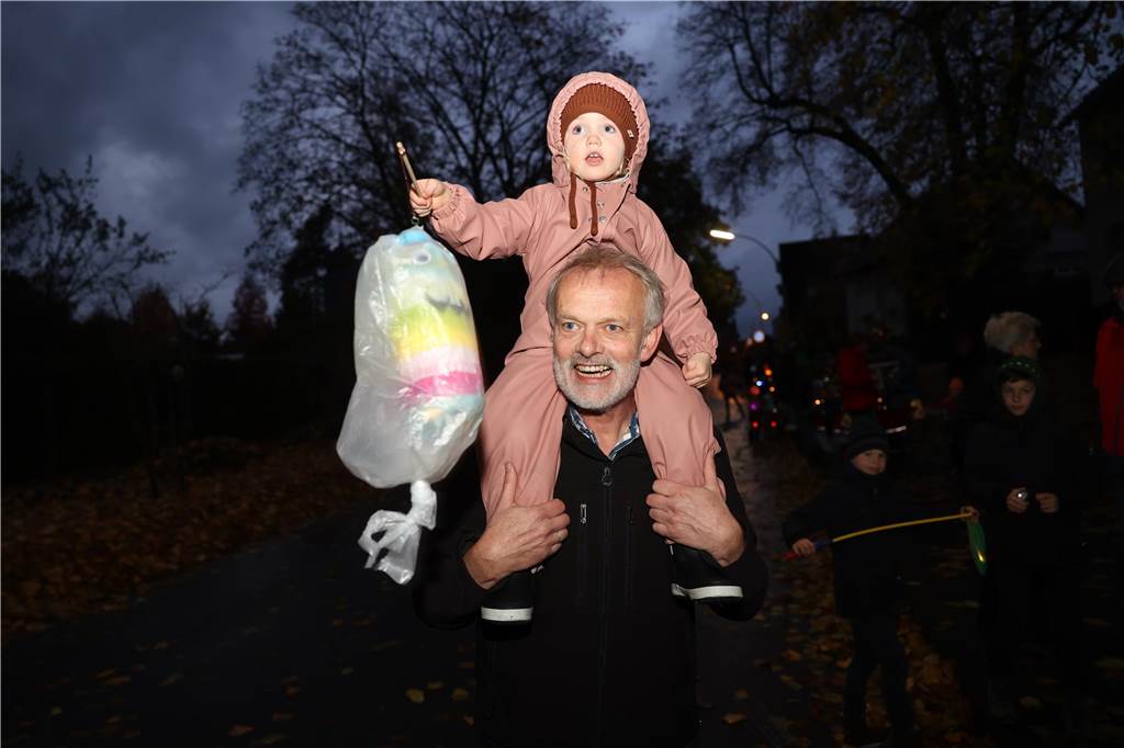 St. Martin zieht mit Familien durch Bork: Viele Bilder vom bunten Laternenzug St. Martin zog am Sonntag (5. November) durch Bork. Viele Kinder waren mit ihren bunten Laternen dabei und strahlten mit ihnen um die Wette.