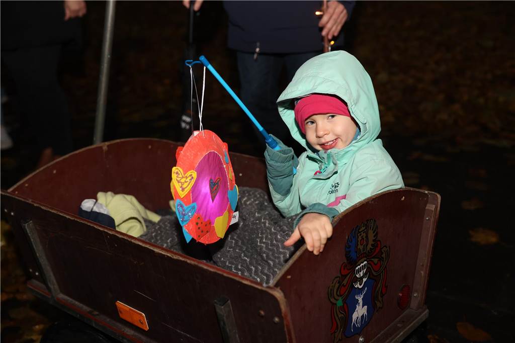 St. Martin zieht mit Familien durch Bork: Viele Bilder vom bunten Laternenzug St. Martin zog am Sonntag (5. November) durch Bork. Viele Kinder waren mit ihren bunten Laternen dabei und strahlten mit ihnen um die Wette.