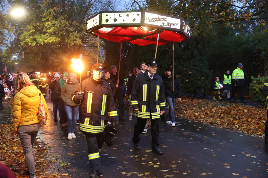 St. Martin zieht mit Familien durch Bork: Viele Bilder vom bunten Laternenzug St. Martin zog am Sonntag (5. November) durch Bork. Viele Kinder waren mit ihren bunten Laternen dabei und strahlten mit ihnen um die Wette.