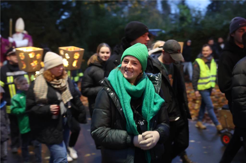 St. Martin zieht mit Familien durch Bork: Viele Bilder vom bunten Laternenzug St. Martin zog am Sonntag (5. November) durch Bork. Viele Kinder waren mit ihren bunten Laternen dabei und strahlten mit ihnen um die Wette.