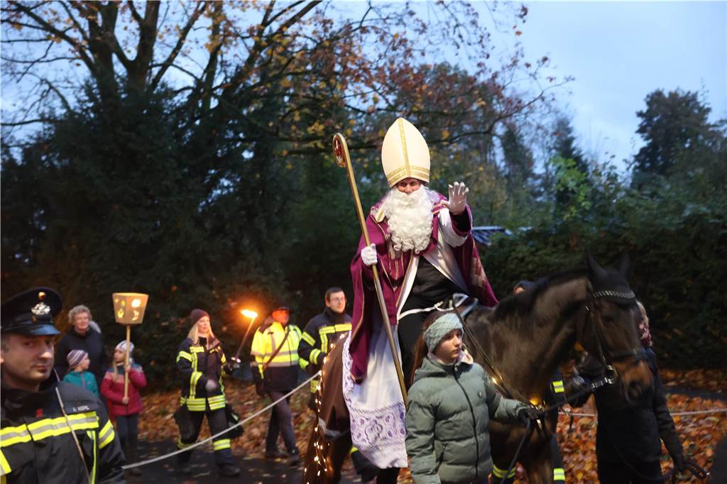 St. Martin zieht mit Familien durch Bork: Viele Bilder vom bunten Laternenzug St. Martin zog am Sonntag (5. November) durch Bork. Viele Kinder waren mit ihren bunten Laternen dabei und strahlten mit ihnen um die Wette.