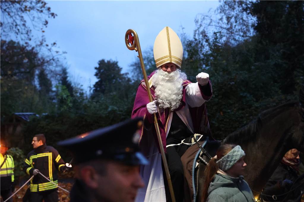 St. Martin zieht mit Familien durch Bork: Viele Bilder vom bunten Laternenzug St. Martin zog am Sonntag (5. November) durch Bork. Viele Kinder waren mit ihren bunten Laternen dabei und strahlten mit ihnen um die Wette.