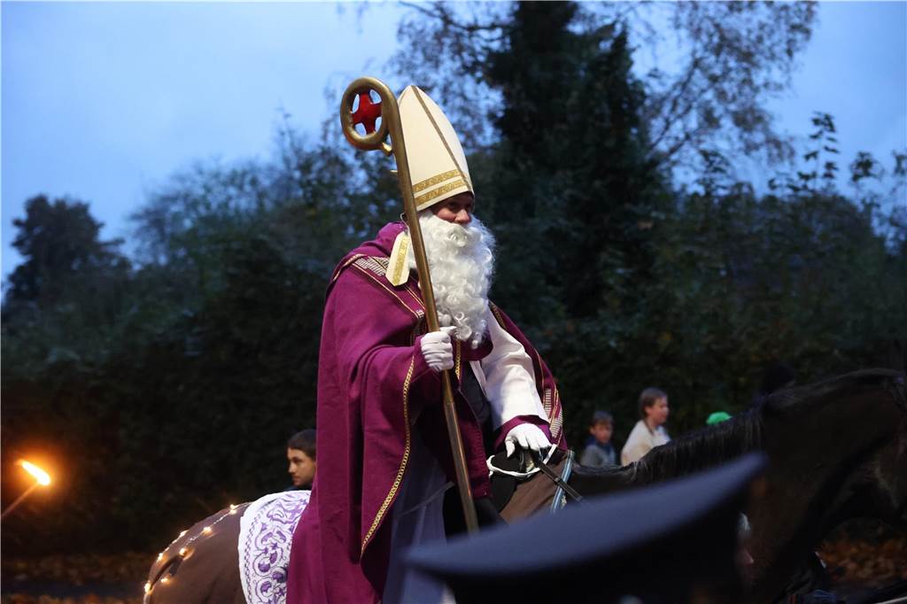 St. Martin zieht mit Familien durch Bork: Viele Bilder vom bunten Laternenzug St. Martin zog am Sonntag (5. November) durch Bork. Viele Kinder waren mit ihren bunten Laternen dabei und strahlten mit ihnen um die Wette.