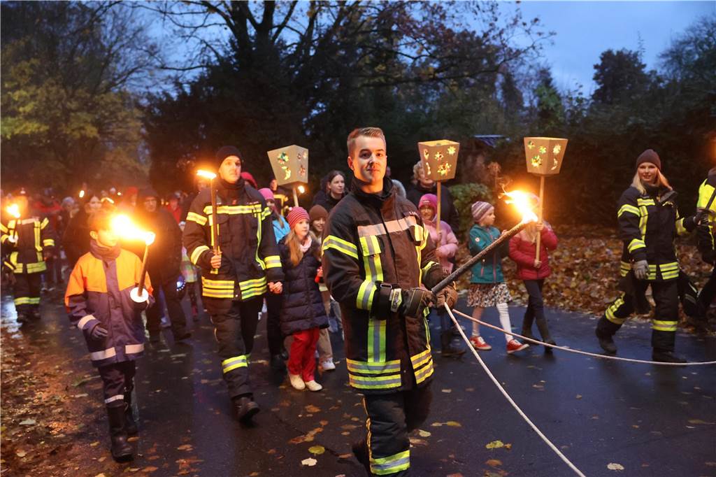 St. Martin zieht mit Familien durch Bork: Viele Bilder vom bunten Laternenzug St. Martin zog am Sonntag (5. November) durch Bork. Viele Kinder waren mit ihren bunten Laternen dabei und strahlten mit ihnen um die Wette.