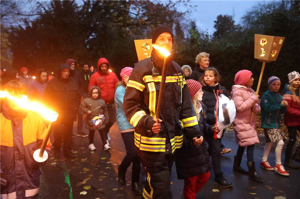St. Martin zieht mit Familien durch Bork: Viele Bilder vom bunten Laternenzug St. Martin zog am Sonntag (5. November) durch Bork. Viele Kinder waren mit ihren bunten Laternen dabei und strahlten mit ihnen um die Wette.