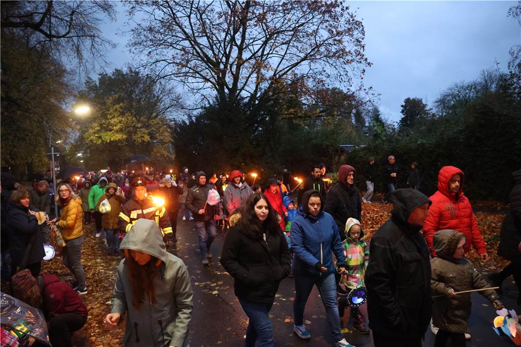 St. Martin zieht mit Familien durch Bork: Viele Bilder vom bunten Laternenzug St. Martin zog am Sonntag (5. November) durch Bork. Viele Kinder waren mit ihren bunten Laternen dabei und strahlten mit ihnen um die Wette.