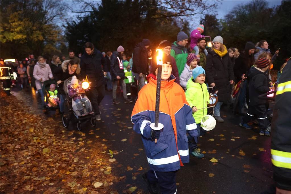 St. Martin zieht mit Familien durch Bork: Viele Bilder vom bunten Laternenzug St. Martin zog am Sonntag (5. November) durch Bork. Viele Kinder waren mit ihren bunten Laternen dabei und strahlten mit ihnen um die Wette.
