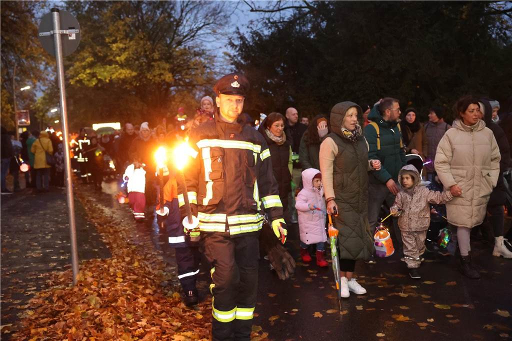 St. Martin zieht mit Familien durch Bork: Viele Bilder vom bunten Laternenzug St. Martin zog am Sonntag (5. November) durch Bork. Viele Kinder waren mit ihren bunten Laternen dabei und strahlten mit ihnen um die Wette.