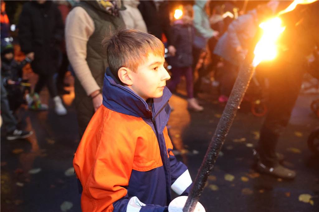 St. Martin zieht mit Familien durch Bork: Viele Bilder vom bunten Laternenzug St. Martin zog am Sonntag (5. November) durch Bork. Viele Kinder waren mit ihren bunten Laternen dabei und strahlten mit ihnen um die Wette.
