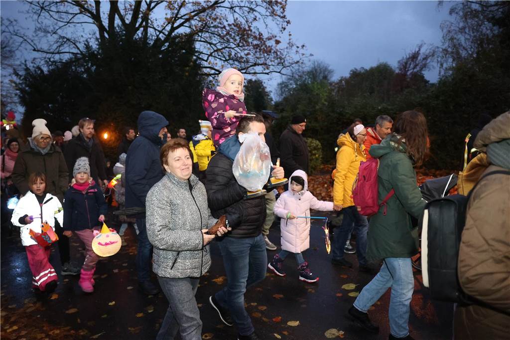 St. Martin zieht mit Familien durch Bork: Viele Bilder vom bunten Laternenzug St. Martin zog am Sonntag (5. November) durch Bork. Viele Kinder waren mit ihren bunten Laternen dabei und strahlten mit ihnen um die Wette.