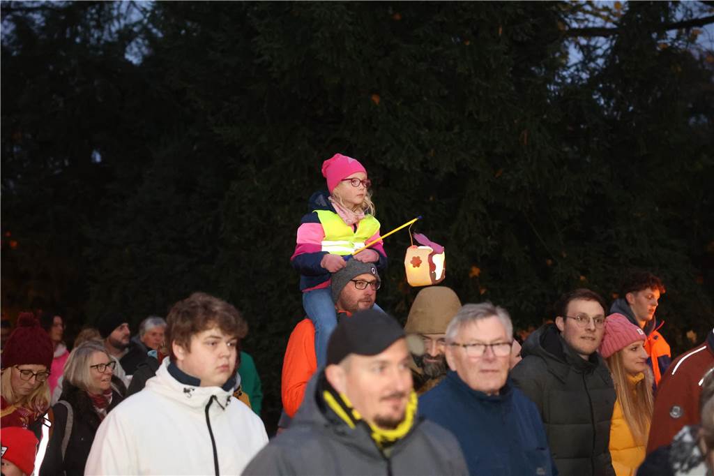 St. Martin zieht mit Familien durch Bork: Viele Bilder vom bunten Laternenzug St. Martin zog am Sonntag (5. November) durch Bork. Viele Kinder waren mit ihren bunten Laternen dabei und strahlten mit ihnen um die Wette.