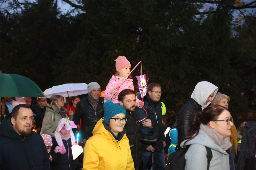 St. Martin zieht mit Familien durch Bork: Viele Bilder vom bunten Laternenzug St. Martin zog am Sonntag (5. November) durch Bork. Viele Kinder waren mit ihren bunten Laternen dabei und strahlten mit ihnen um die Wette.